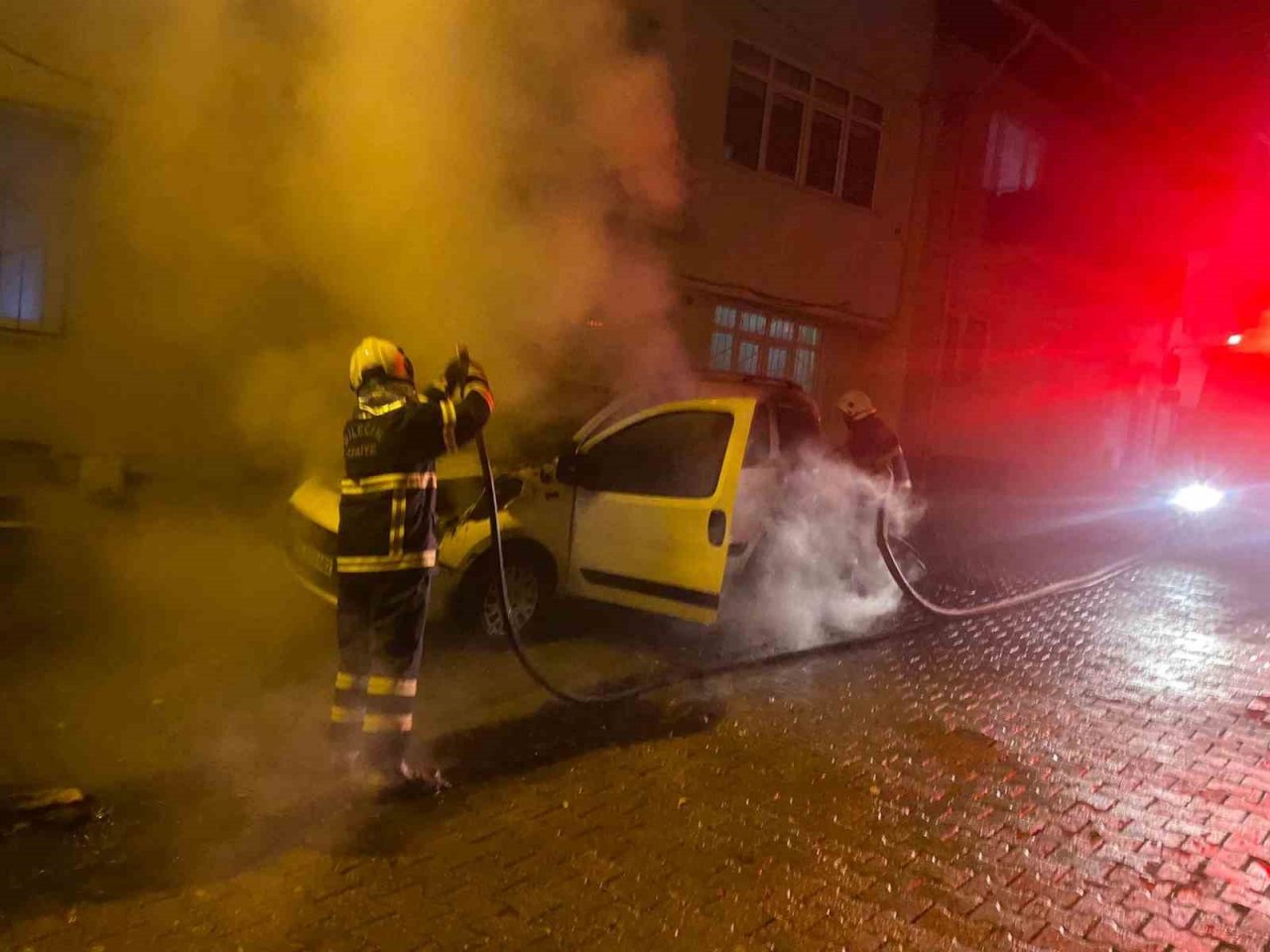 Park halindeki araç alev alev yandı