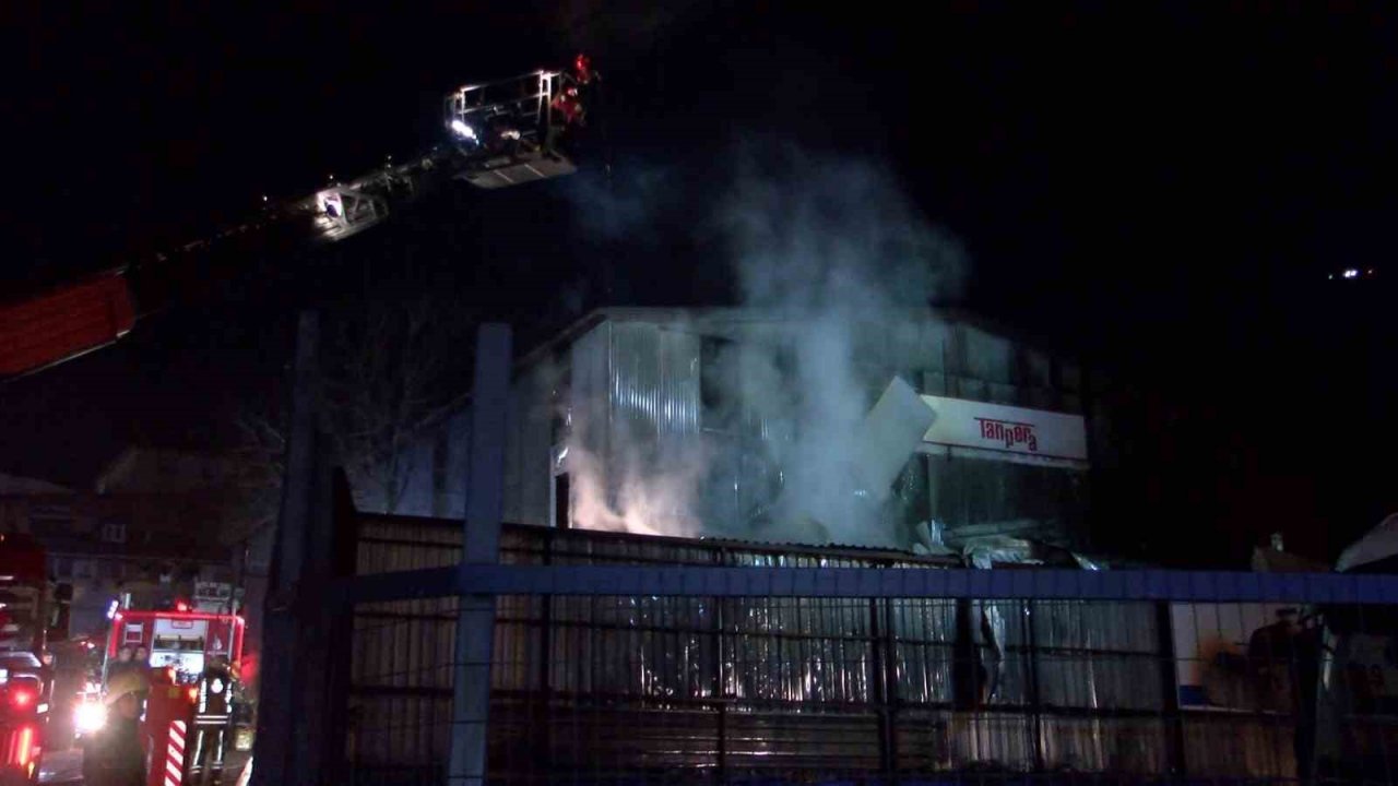 Pendik’te korkutan fabrika yangını
