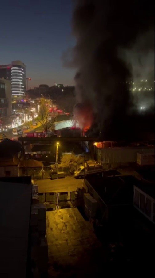 Pendik’te korkutan fabrika yangını