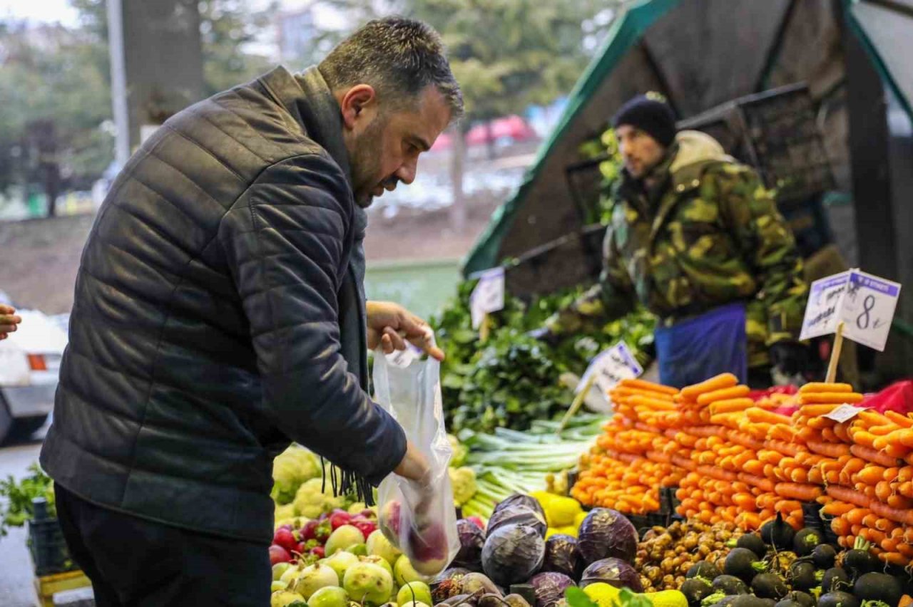 Pursaklar Belediye Başkanı Çetin’den pazar esnafına ziyaret