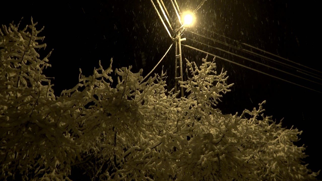 Nebiyan Dağı beyaza büründü, araçlar yollarda kaldı