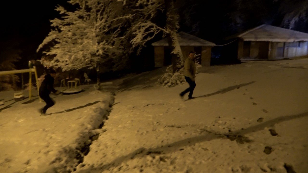 Nebiyan Dağı beyaza büründü, araçlar yollarda kaldı