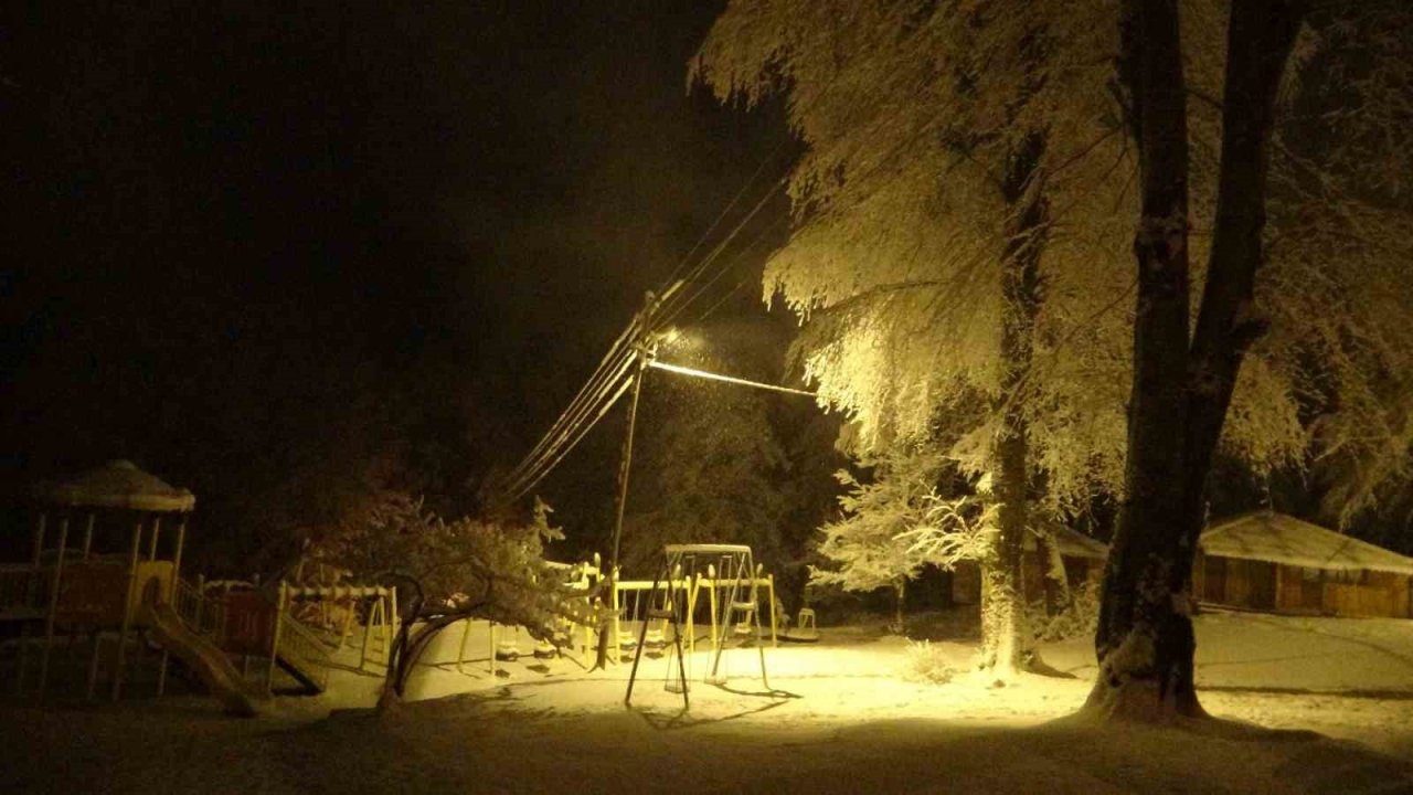 Nebiyan Dağı beyaza büründü, araçlar yollarda kaldı