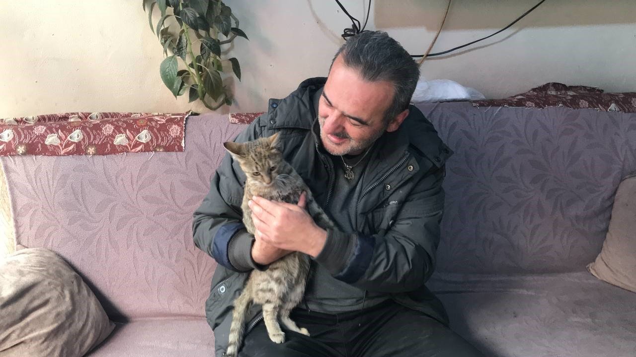 Taksi durağının maskotu ’Pilli’ mama diye kapıya dayanınca ortaya sıcak görüntüler çıktı