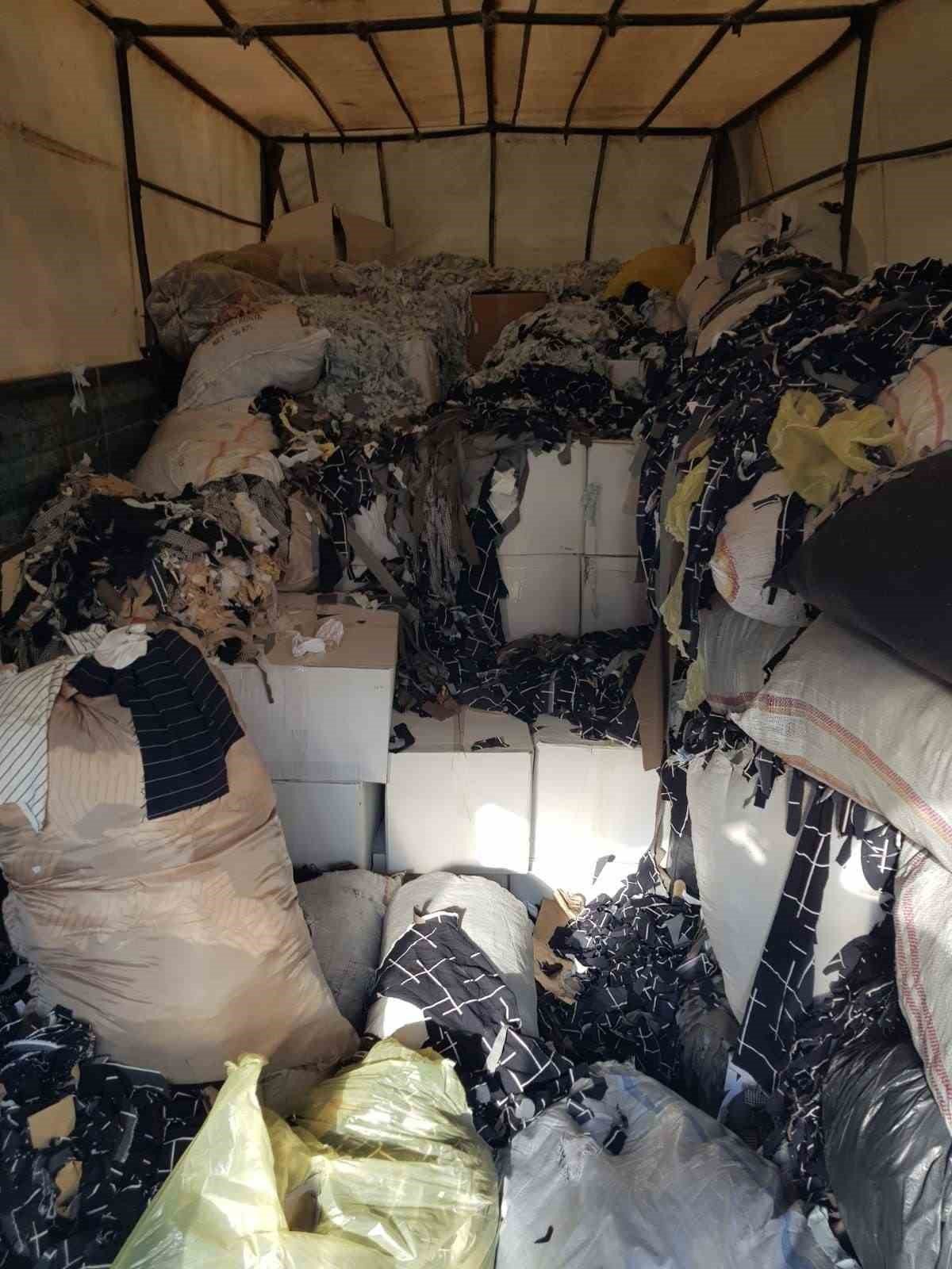 Kumaş parçalarının içine gizlenmiş 1,6 milyon kaçak makaron ele geçirildi