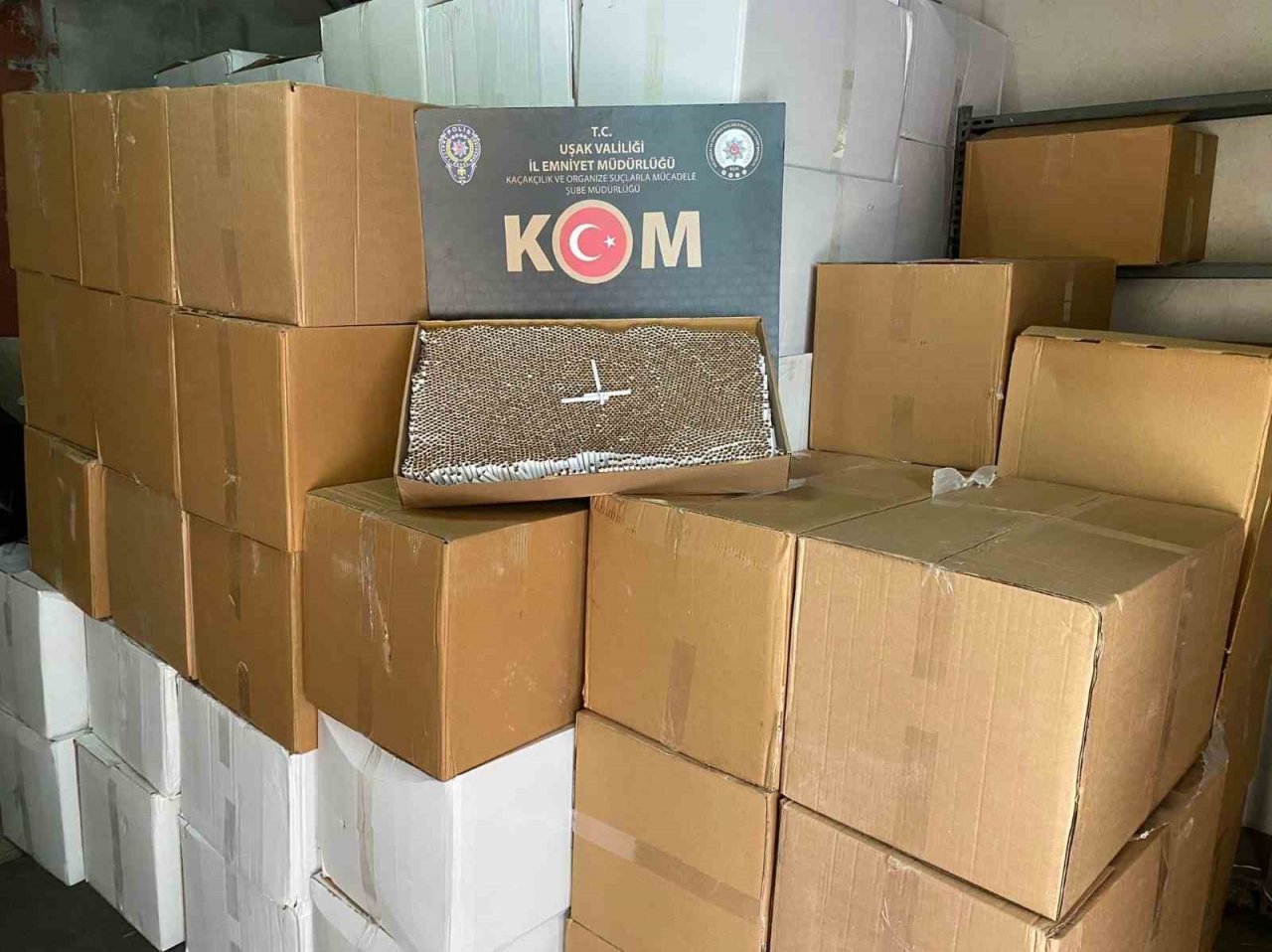 Kumaş parçalarının içine gizlenmiş 1,6 milyon kaçak makaron ele geçirildi