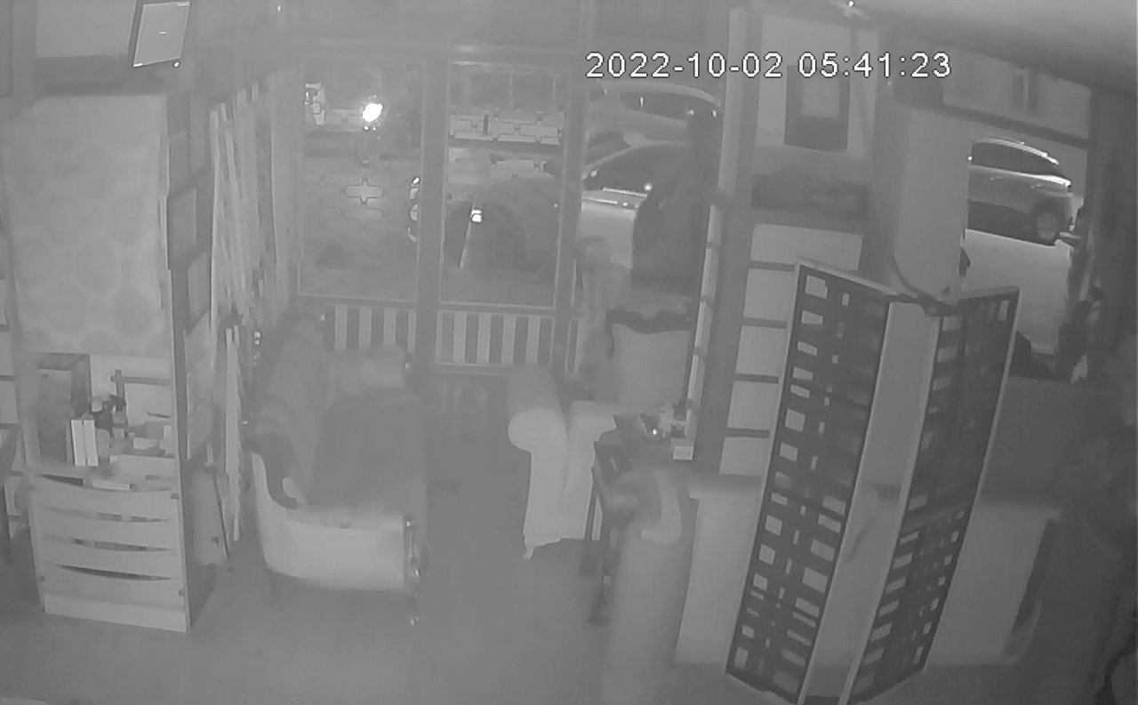 Park halindeki otomobilden konsol hırsızlığı kamerada