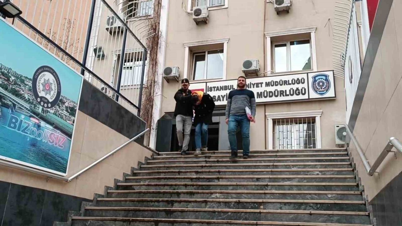 Park halindeki otomobilden konsol hırsızlığı kamerada