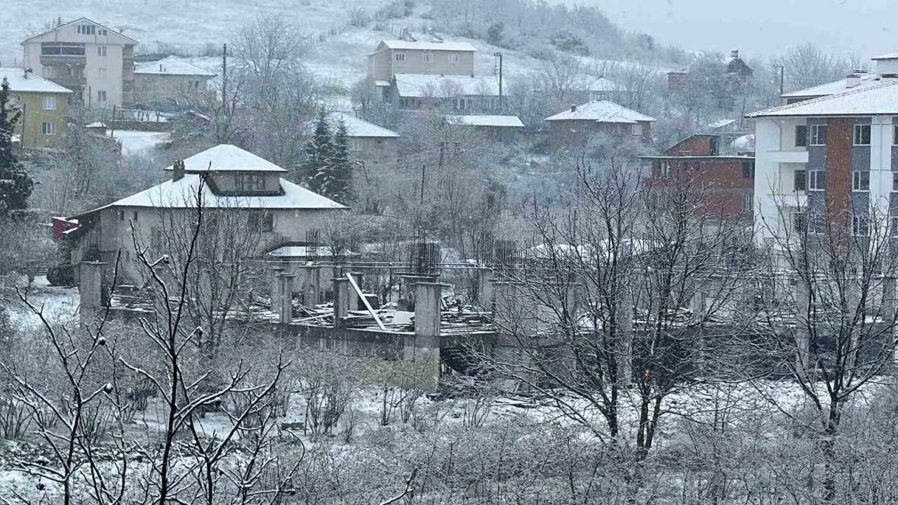 Düzce’de yılın ilk kar yağışı başladı
