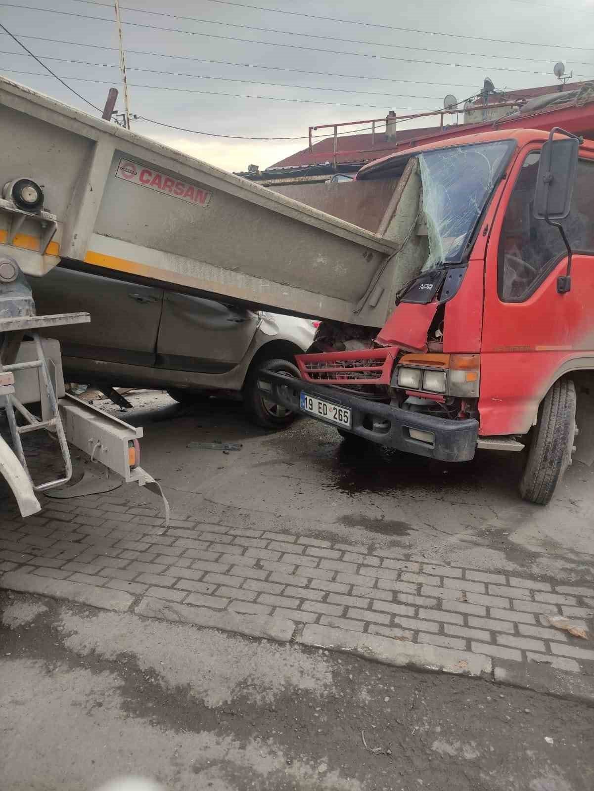Avcılar’da freni boşalan kamyonun altında kalmaktan son anda kurtuldular