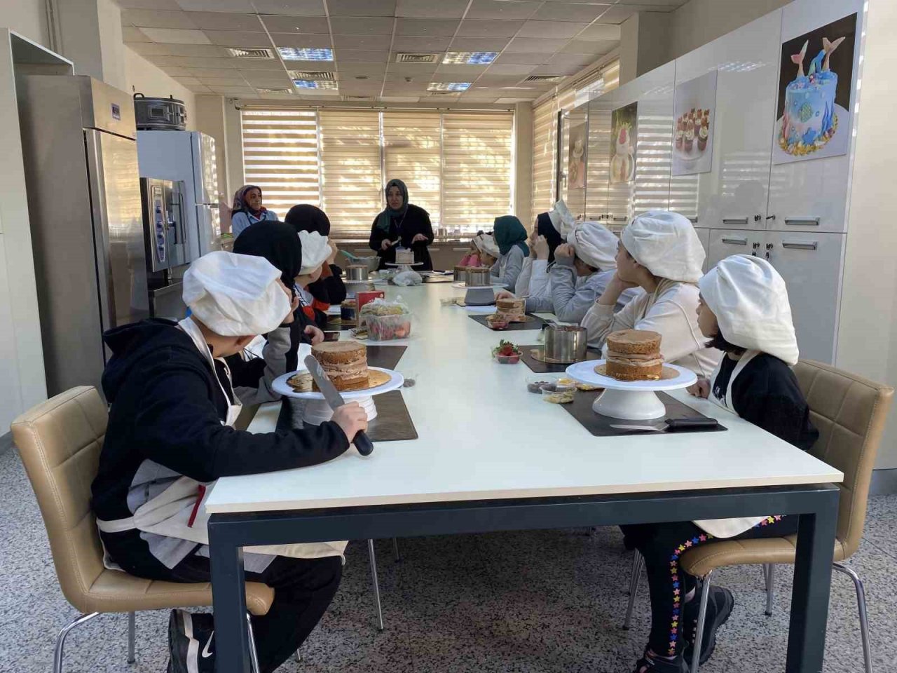 Ümraniyeli çocuklar anneleri ile pasta yaptı, doyasıya eğlendi