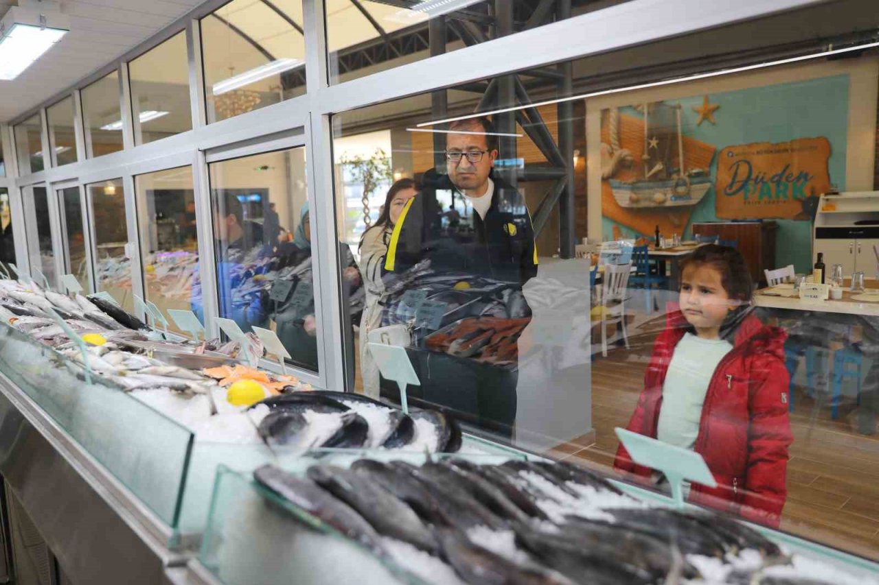Düden Balık Çarşısı yeni yüzüyle hizmette