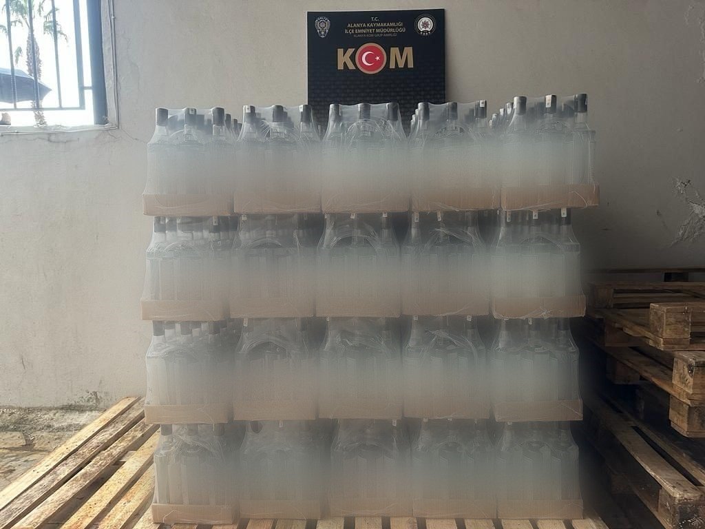 Antalya’da kaçakçılık operasyonu: 864 şişe sahte içki ele geçirildi
