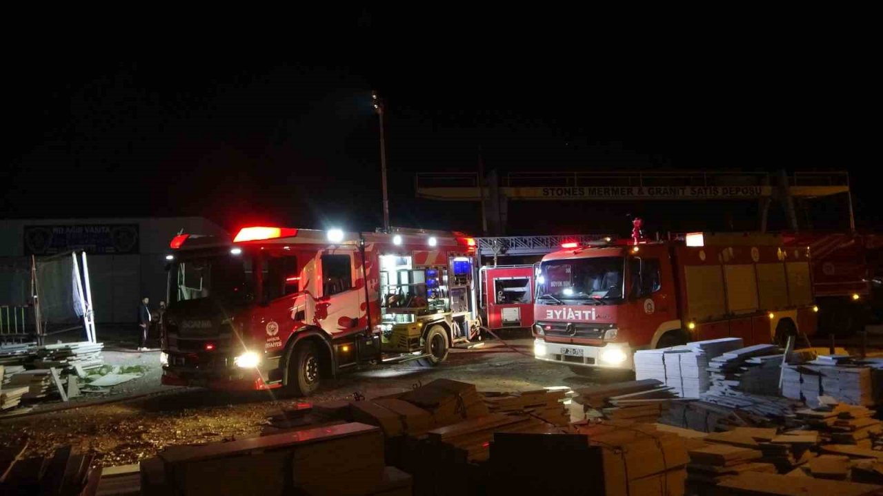 Babasını kaybettiği gün, atölyesi de küle döndü