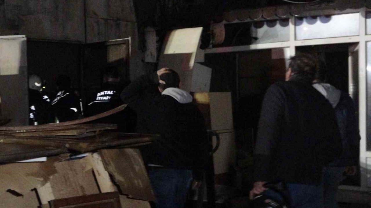 Babasını kaybettiği gün, atölyesi de küle döndü