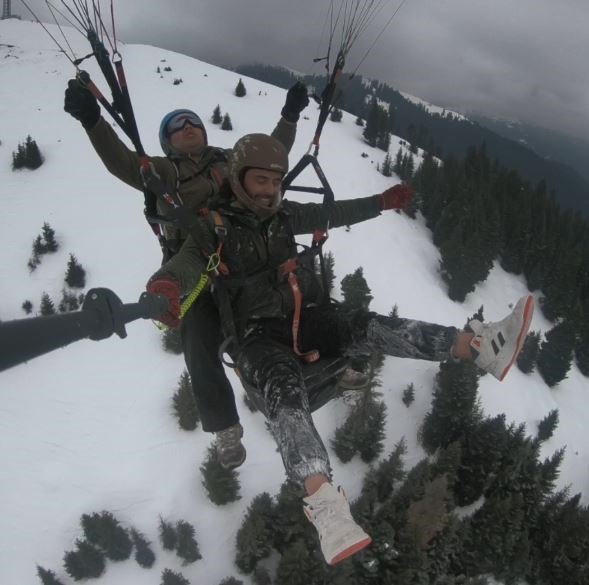 Artvin’de kar üzerinde yamaç paraşütü nefes kesti