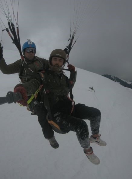 Artvin’de kar üzerinde yamaç paraşütü nefes kesti