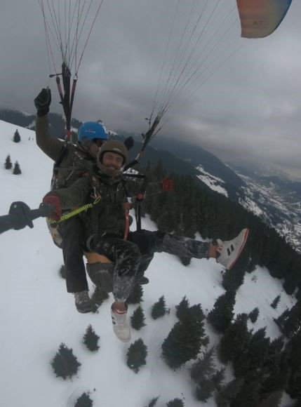 Artvin’de kar üzerinde yamaç paraşütü nefes kesti