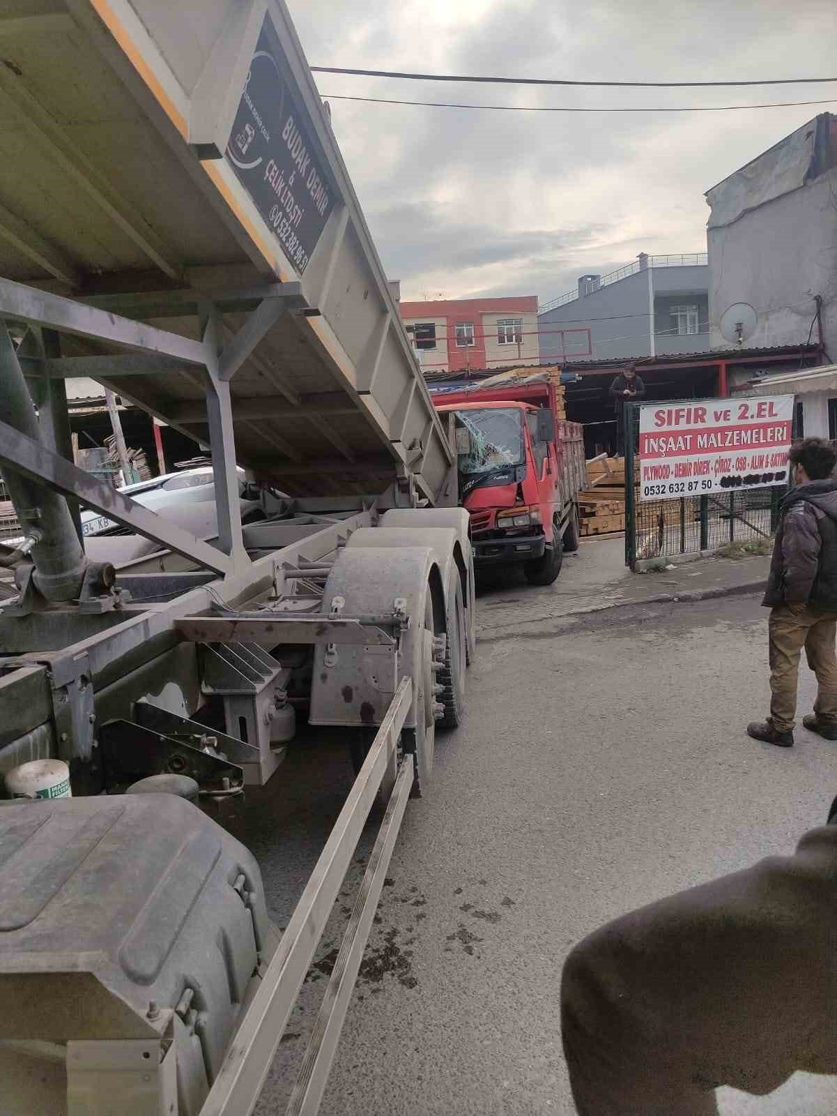 Avcılar’da freni boşalan kamyonun altında kalmaktan son anda kurtuldular