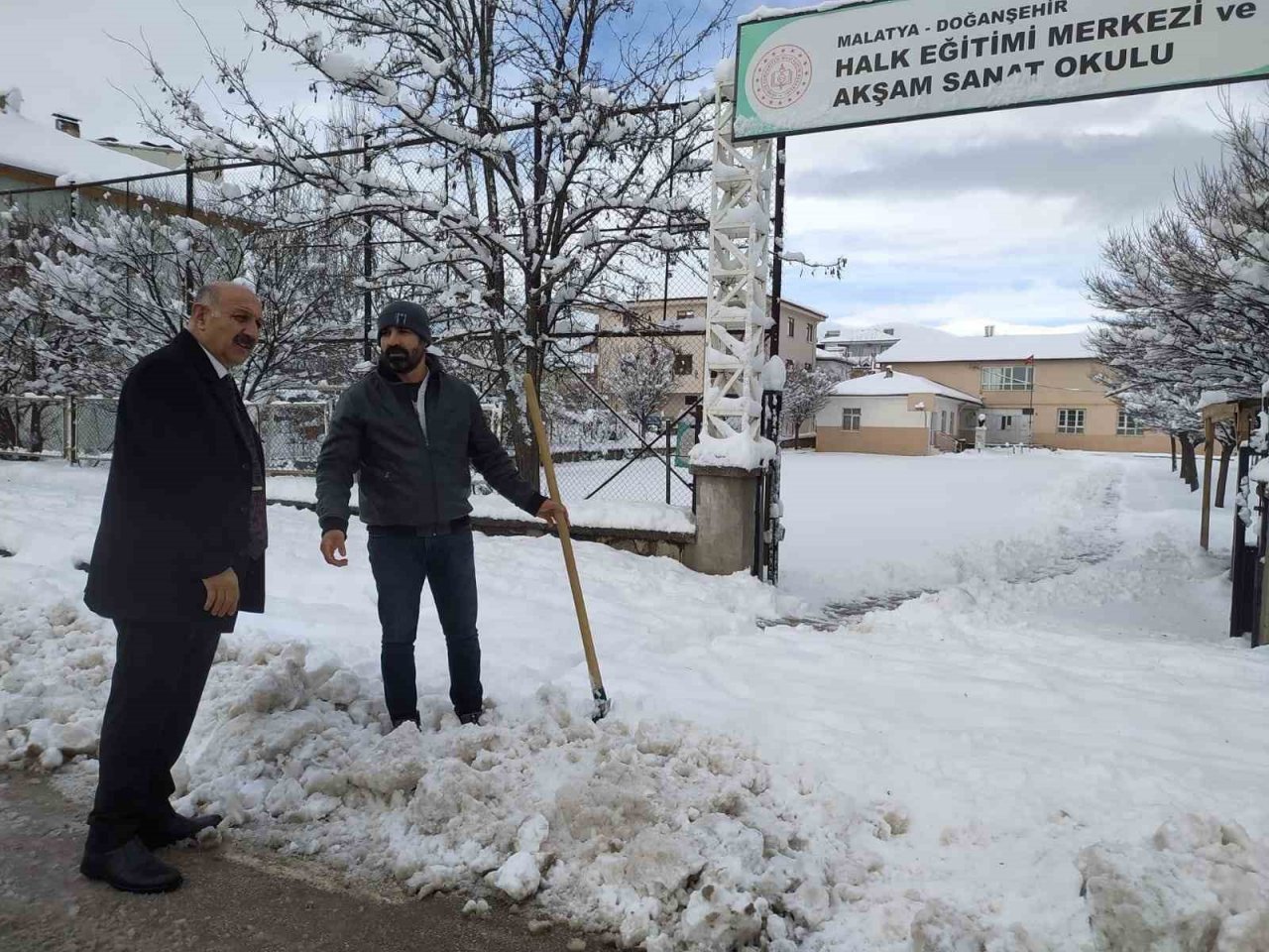 Doğanşehir ilçesinde kar yağışı etkili oldu