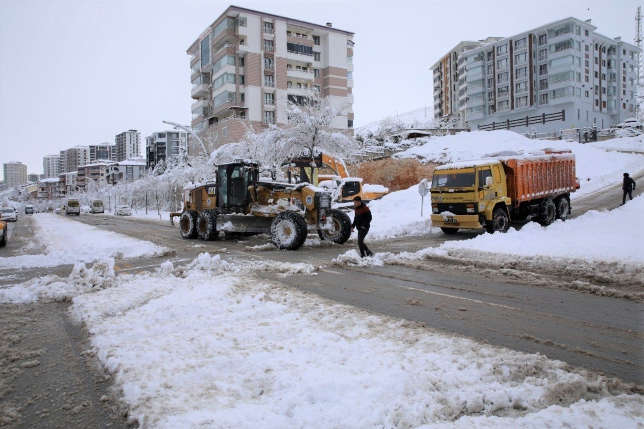 Battalgazi’de karla mücadele ekipleri iş başında