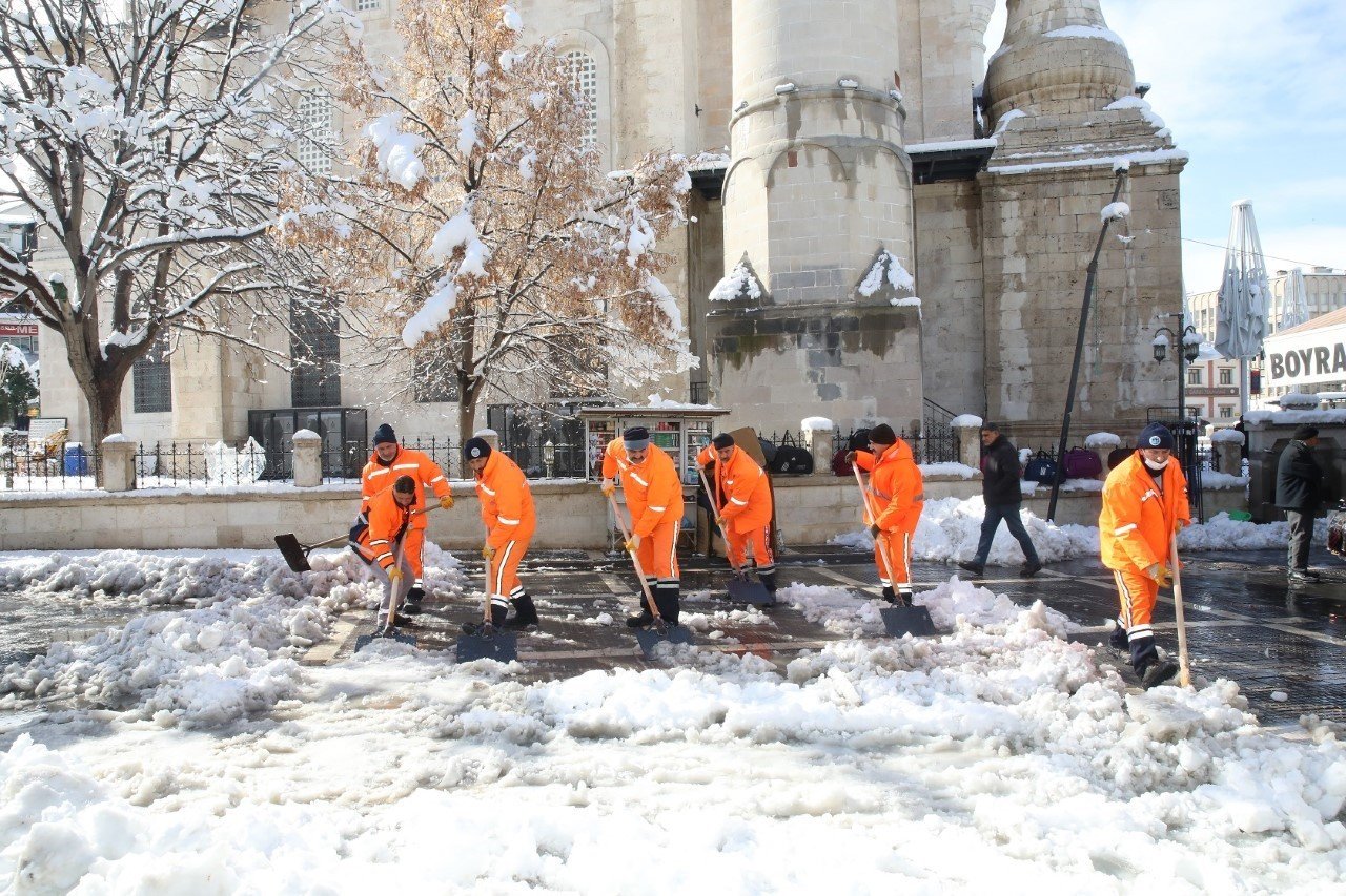Battalgazi’de karla mücadele ekipleri iş başında