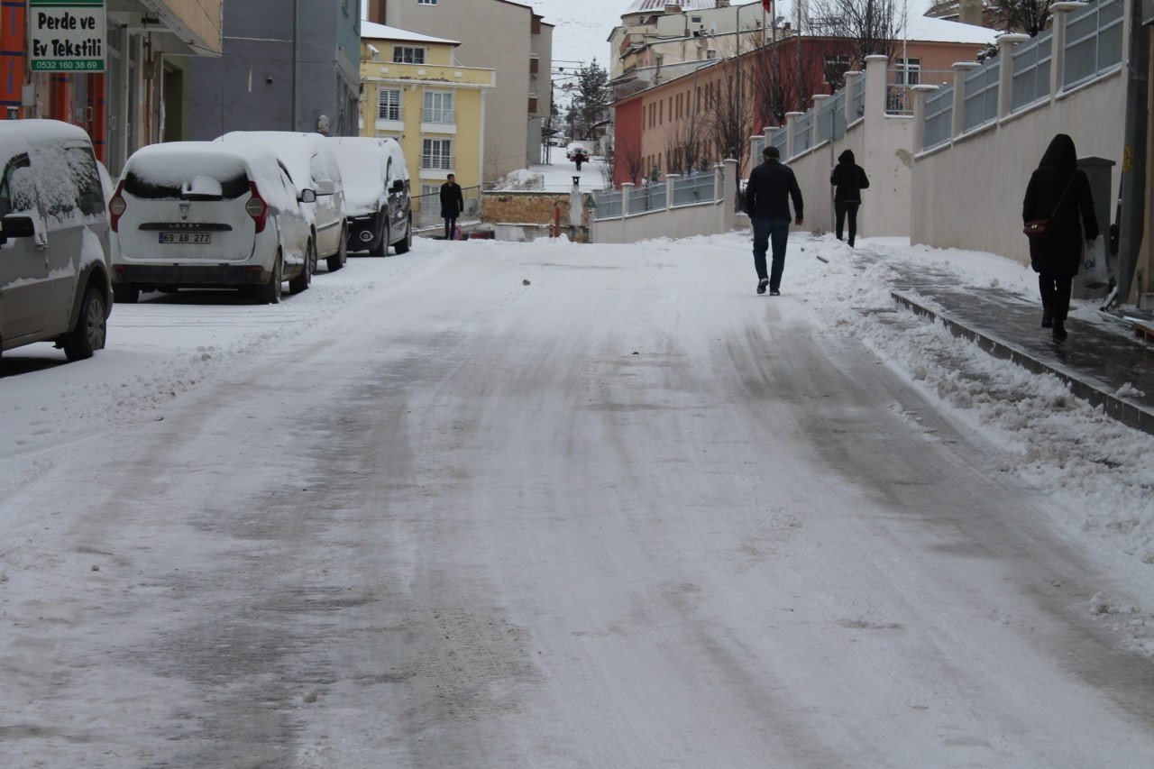 Bayburt’ta beklenen kar dondurucu soğukla birlikte geri geldi