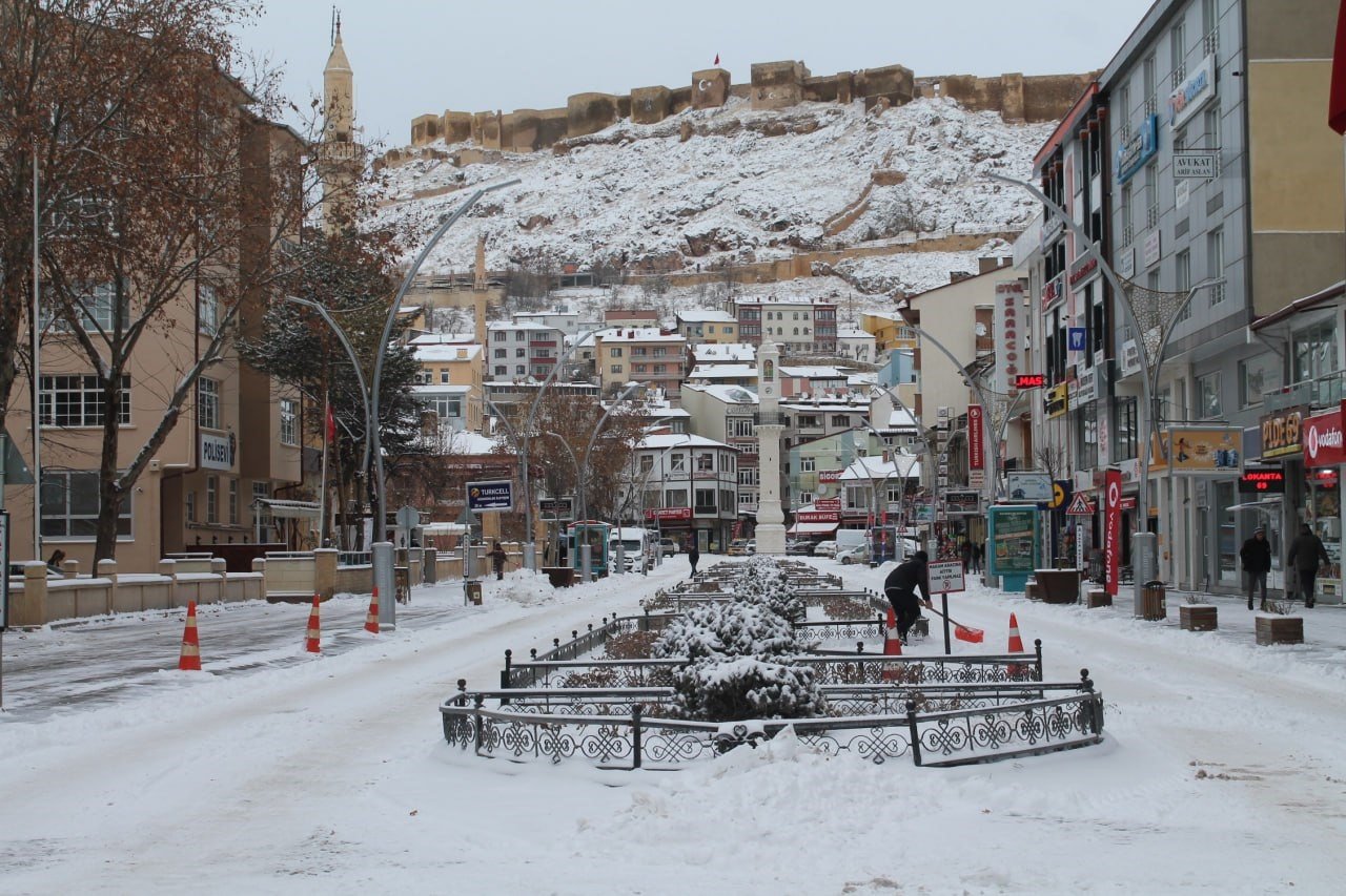 Bayburt’ta beklenen kar dondurucu soğukla birlikte geri geldi