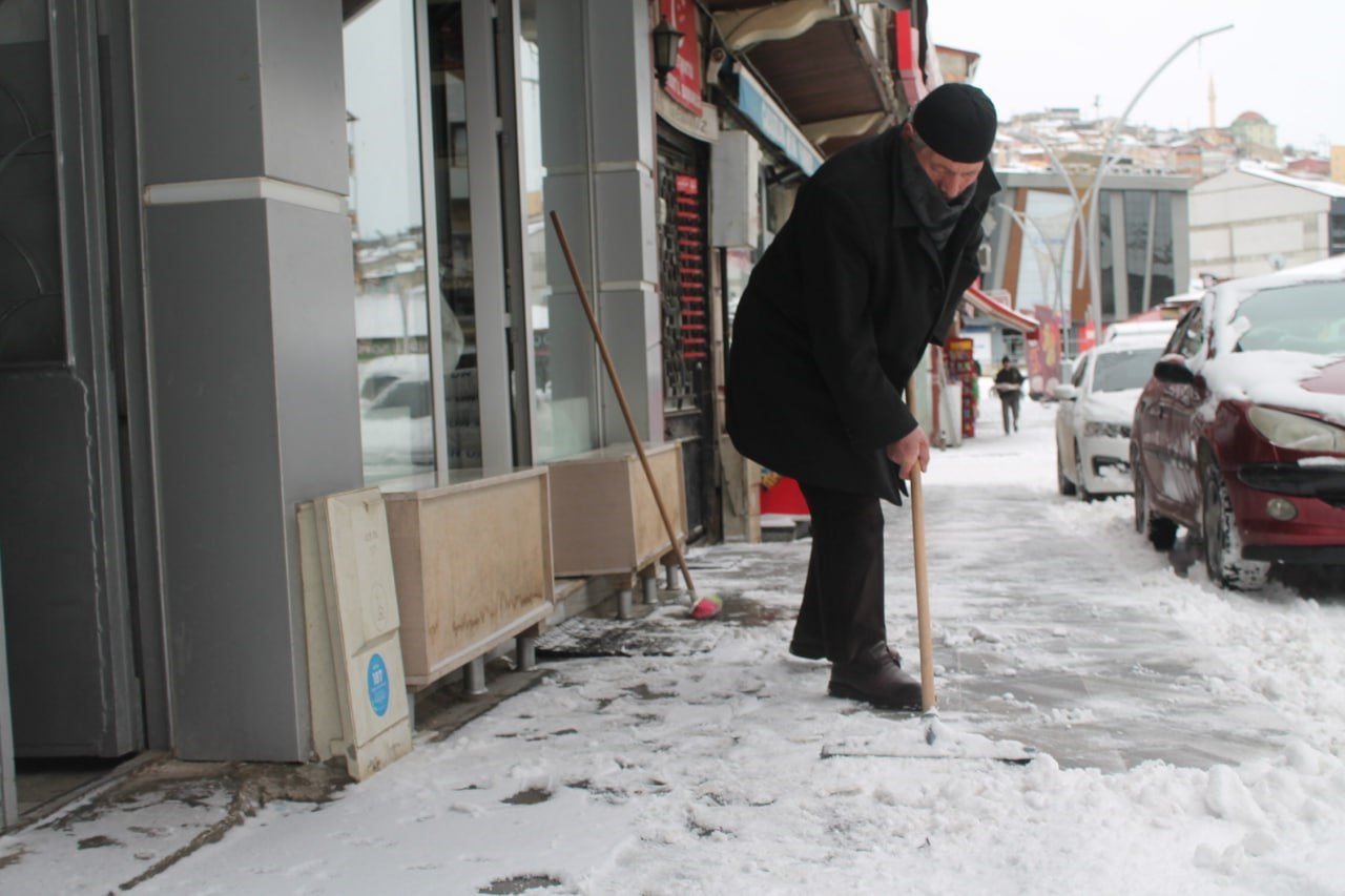 Bayburt’ta beklenen kar dondurucu soğukla birlikte geri geldi