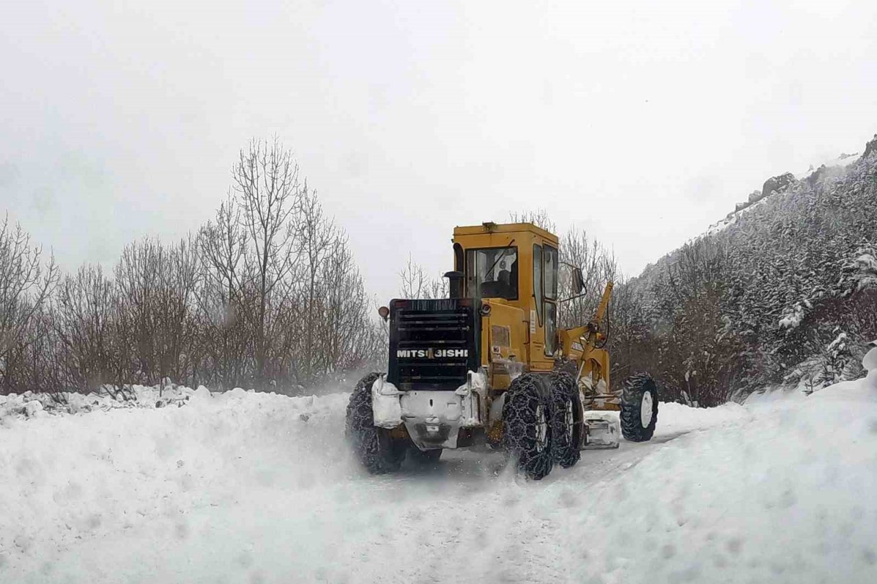 Bayburt’ta kar ve tipiden kapanan 30 köy yolu ulaşıma açıldı