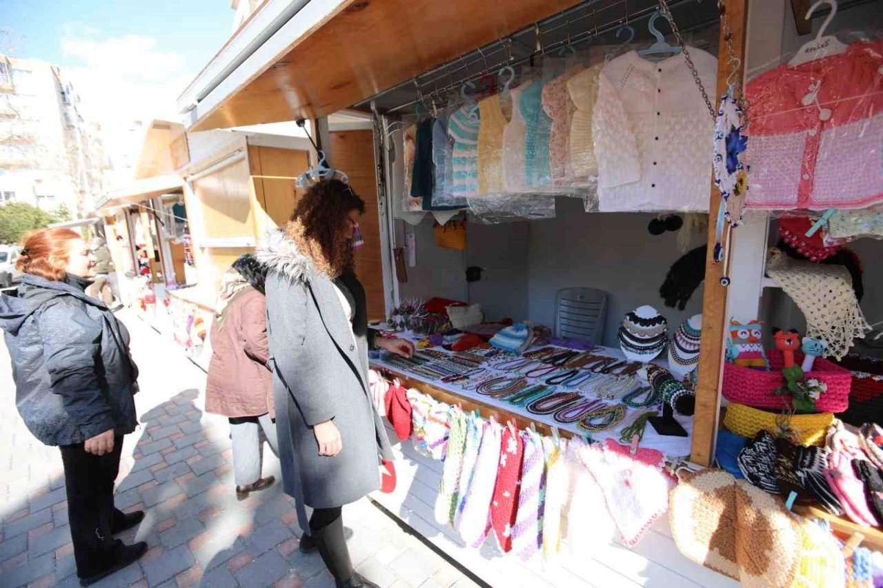 Bayraklı’da üretici kadınların stantları yenilendi