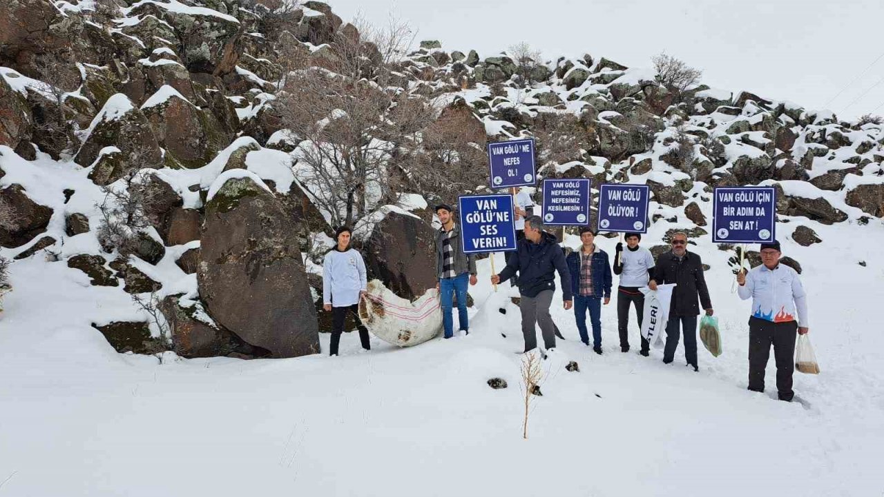 Yaban hayvanları için Süphan Dağı eteklerine yem bırakıldı