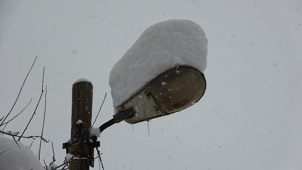 Bitlis’te tek katlı evler kara gömüldü