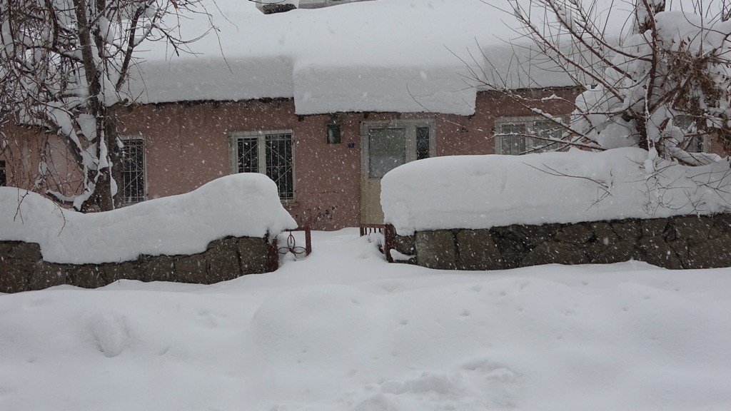 Bitlis’te tek katlı evler kara gömüldü