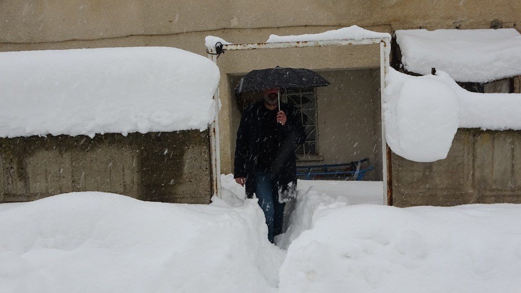 Bitlis’te tek katlı evler kara gömüldü