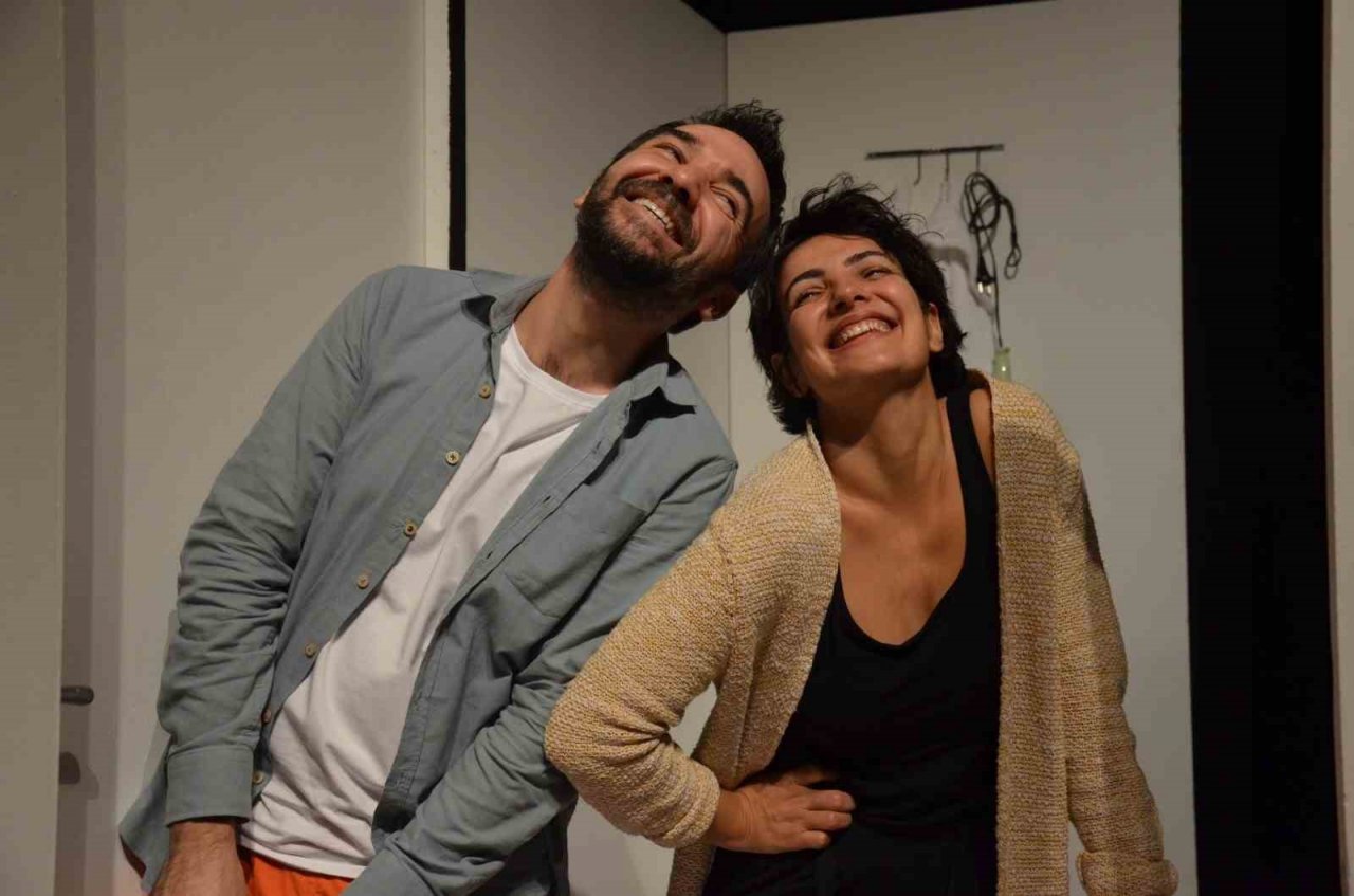 Bozüyük Belediye Tiyatrosu’nun “Ayrılık” adlı oyunu güldürmeye devam ediyor