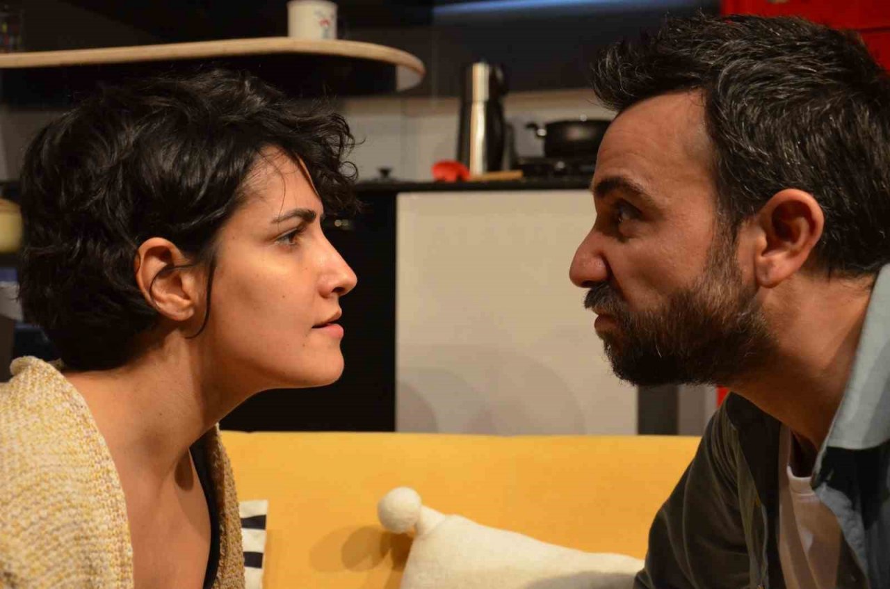 Bozüyük Belediye Tiyatrosu’nun “Ayrılık” adlı oyunu güldürmeye devam ediyor