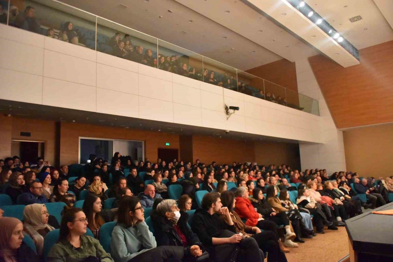 Bozüyük Belediye Tiyatrosu’nun “Ayrılık” adlı oyunu güldürmeye devam ediyor