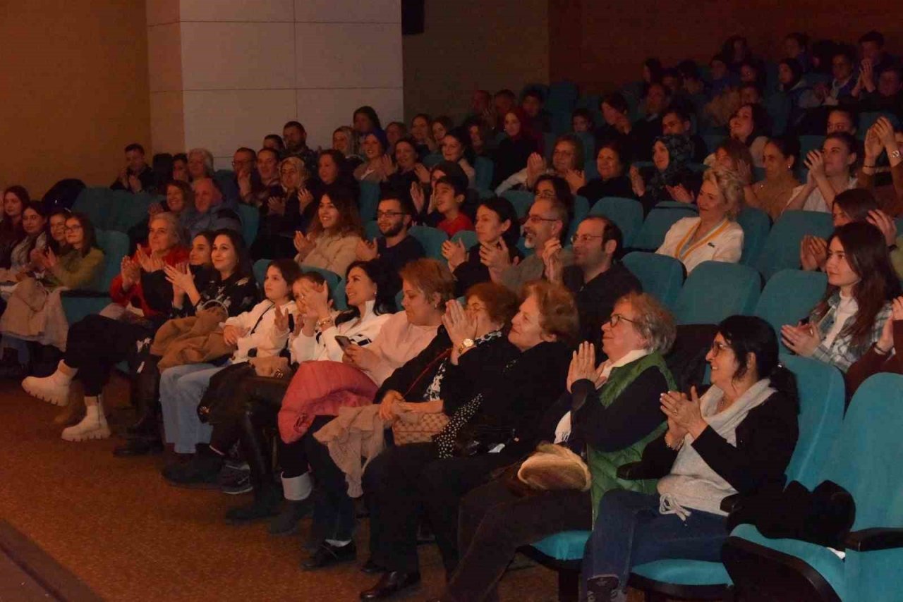 Bozüyük Belediye Tiyatrosu’nun “Ayrılık” adlı oyunu güldürmeye devam ediyor