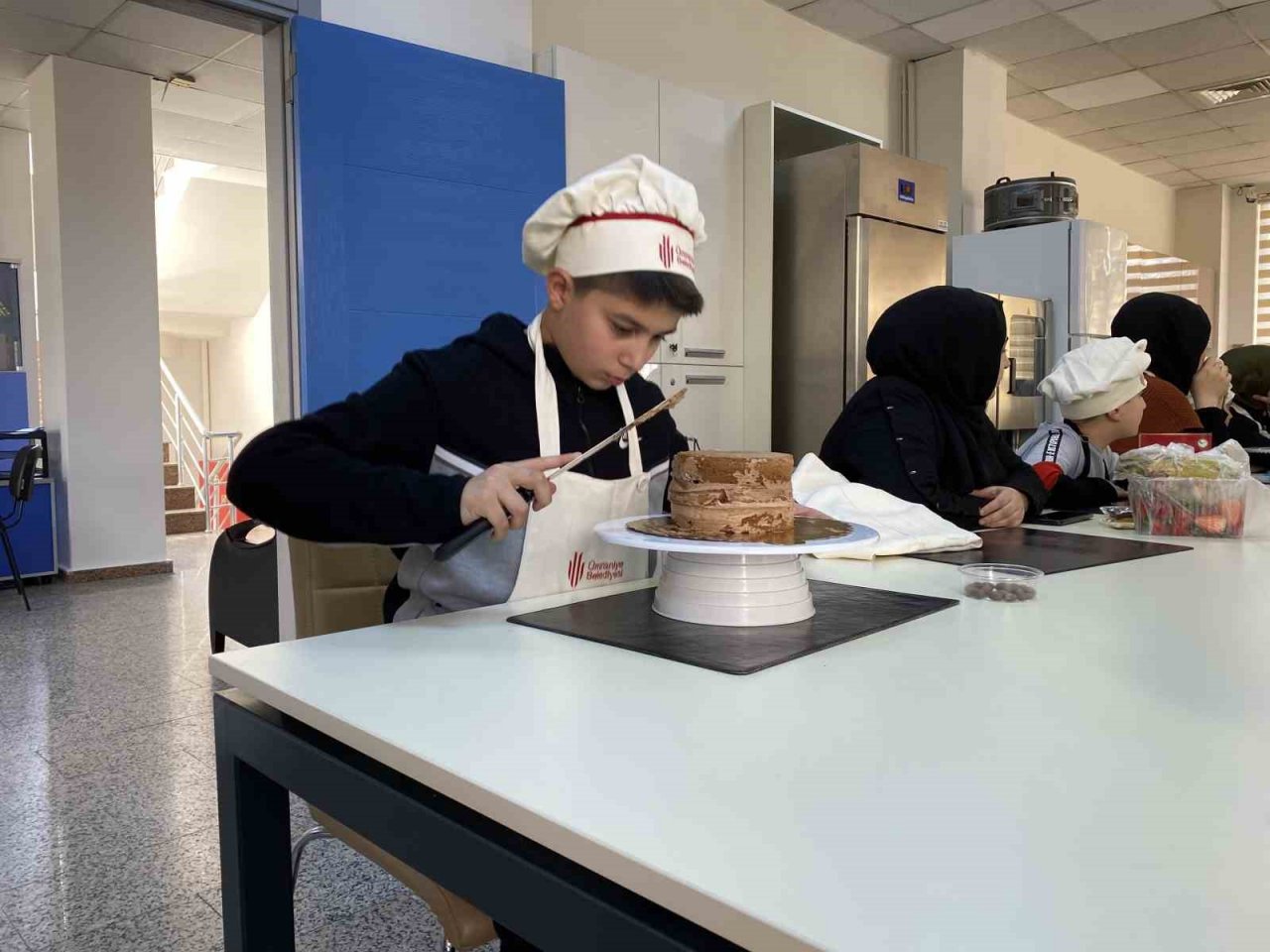 Ümraniyeli çocuklar anneleri ile pasta yaptı, doyasıya eğlendi