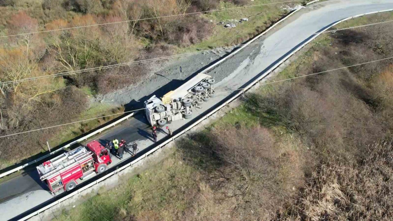 Arnavutköy’de sürücüsünün kontrolünden çıkarak devrilen hafriyat kamyonu yolu kapattı