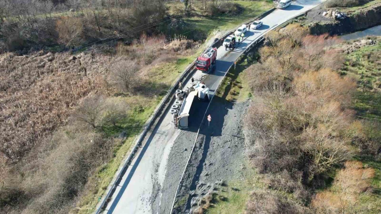 Arnavutköy’de sürücüsünün kontrolünden çıkarak devrilen hafriyat kamyonu yolu kapattı