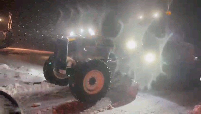 Nişan töreni dönüşü kar yağışına hazırlıksız yakalananlara belediye ekipleri ulaştı