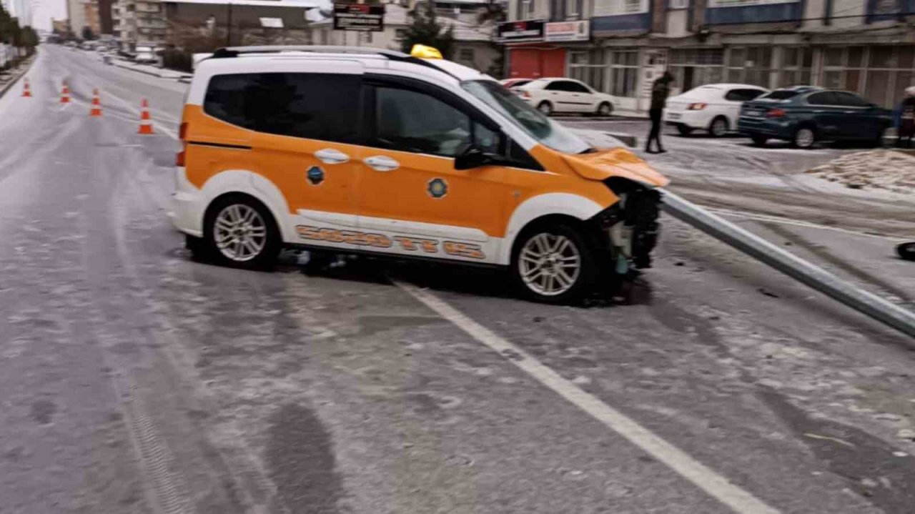 Silvan’da kar yağışı kazayı beraberinde getirdi: 1 yaralı