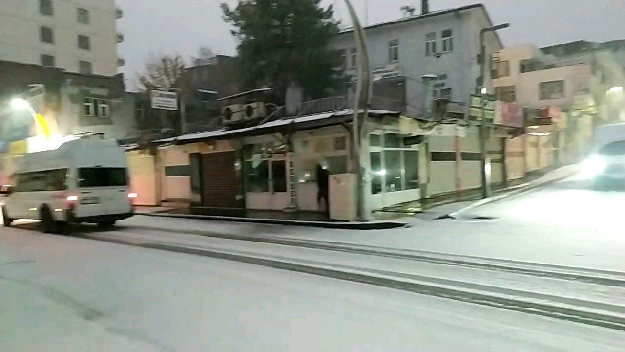 Diyarbakır ilçeleri beyaz örtüyle kaplandı