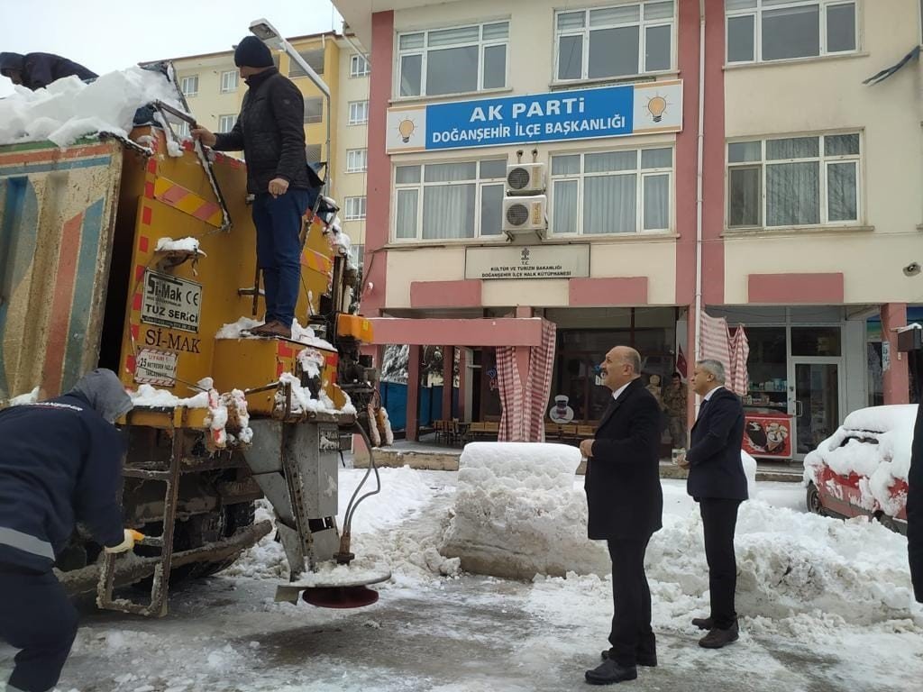 Doğanşehir ilçesinde kar yağışı etkili oldu