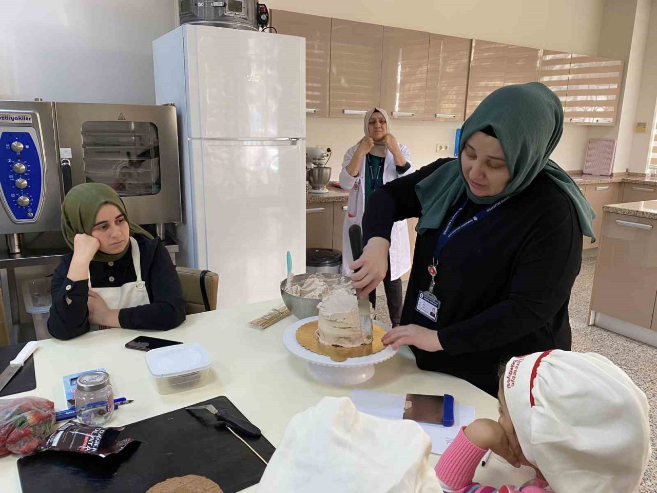 Ümraniyeli çocuklar anneleri ile pasta yaptı, doyasıya eğlendi