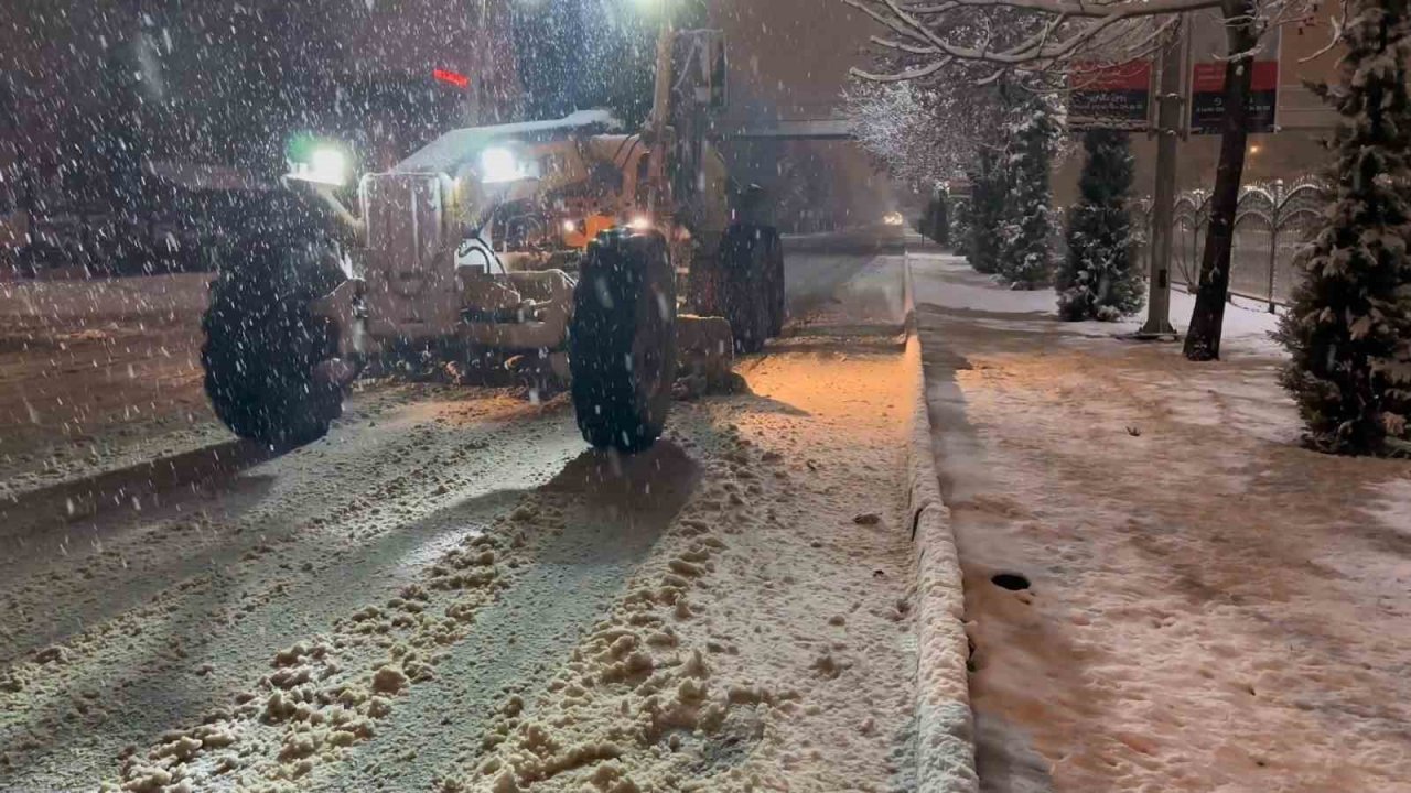 Elazığ’da belediye ekipleri kar mesaisinde