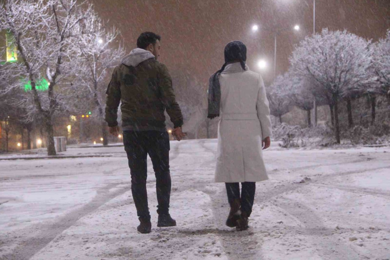 Elazığ’da yoğun kar yağışı etkili oldu, vatandaş doyasıya eğlendi