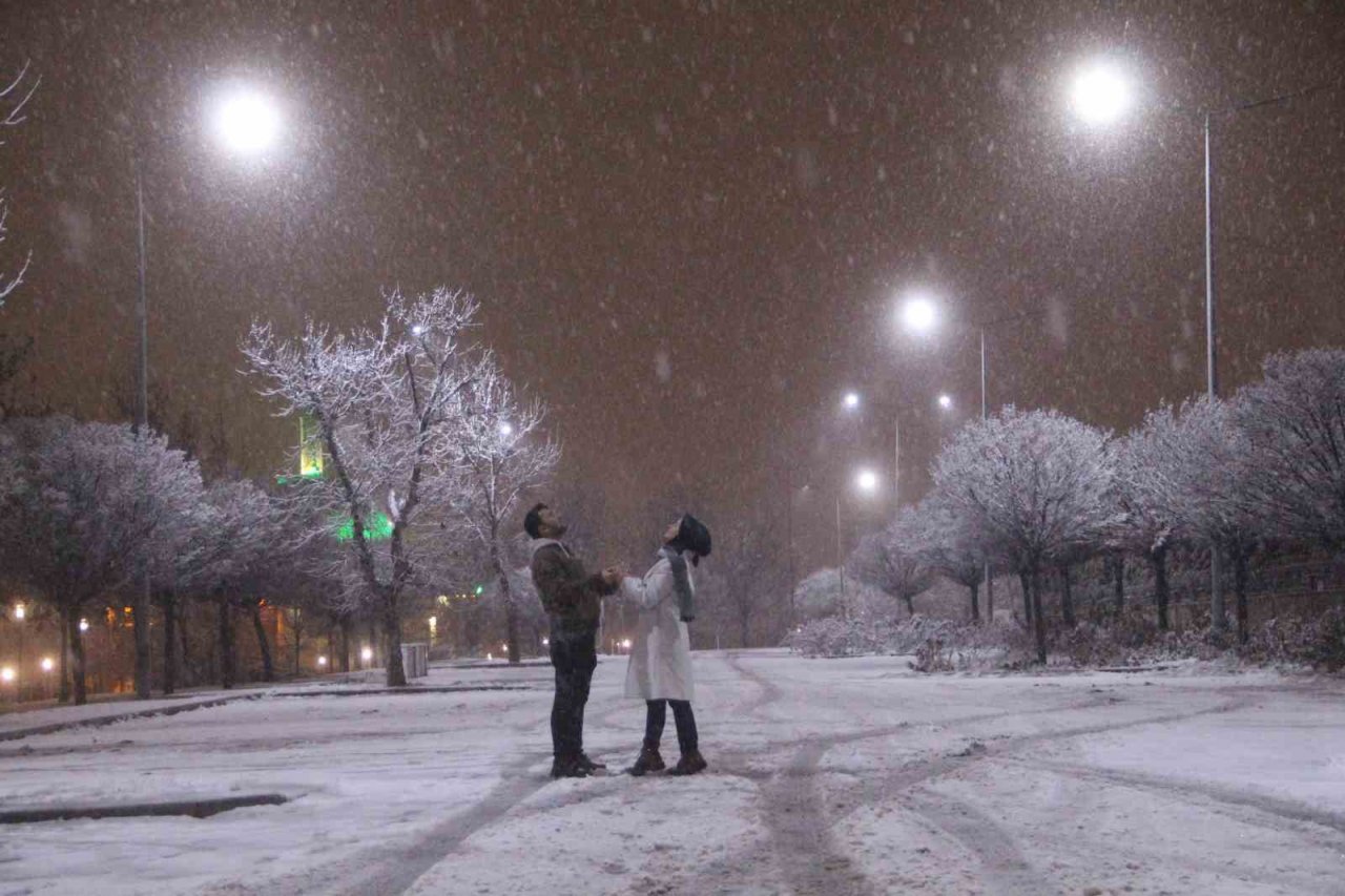 Elazığ’da yoğun kar yağışı etkili oldu, vatandaş doyasıya eğlendi